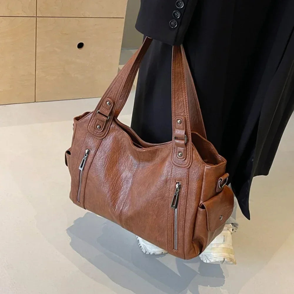 Bolso Alma camel llevado al hombro