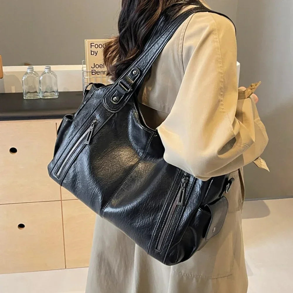 Bolso Alma negro llevado al hombro