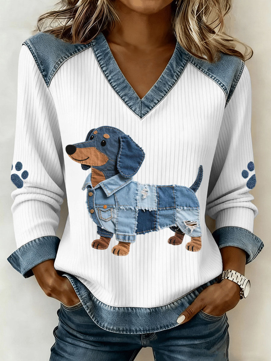 Sombra - Encantador Dachshund con Patchwork de Denim Artístico y Cuello en V